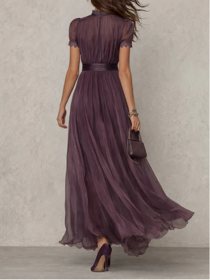 Vanesa | Elegante vestido largo violeta con escote en forma de gota y encaje